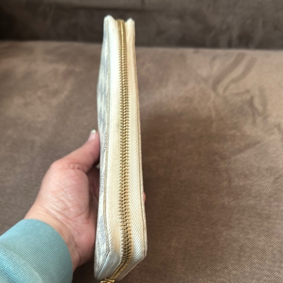 Louis Vuitton Damier Azur Wallet in Cream and Gray - Picture 4 of 14